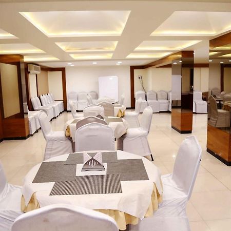 Hotel Regency Jāmnagar Extérieur photo