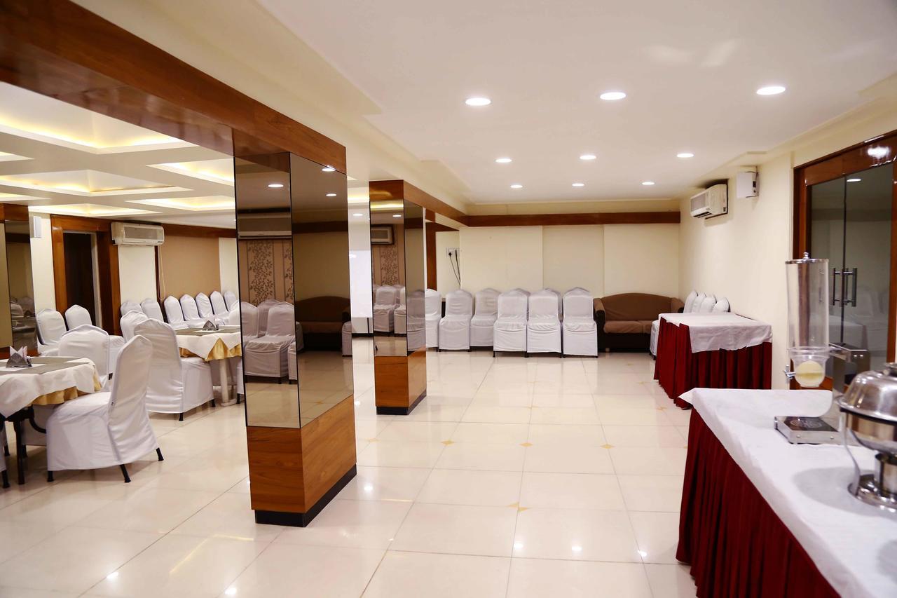 Hotel Regency Jāmnagar Extérieur photo