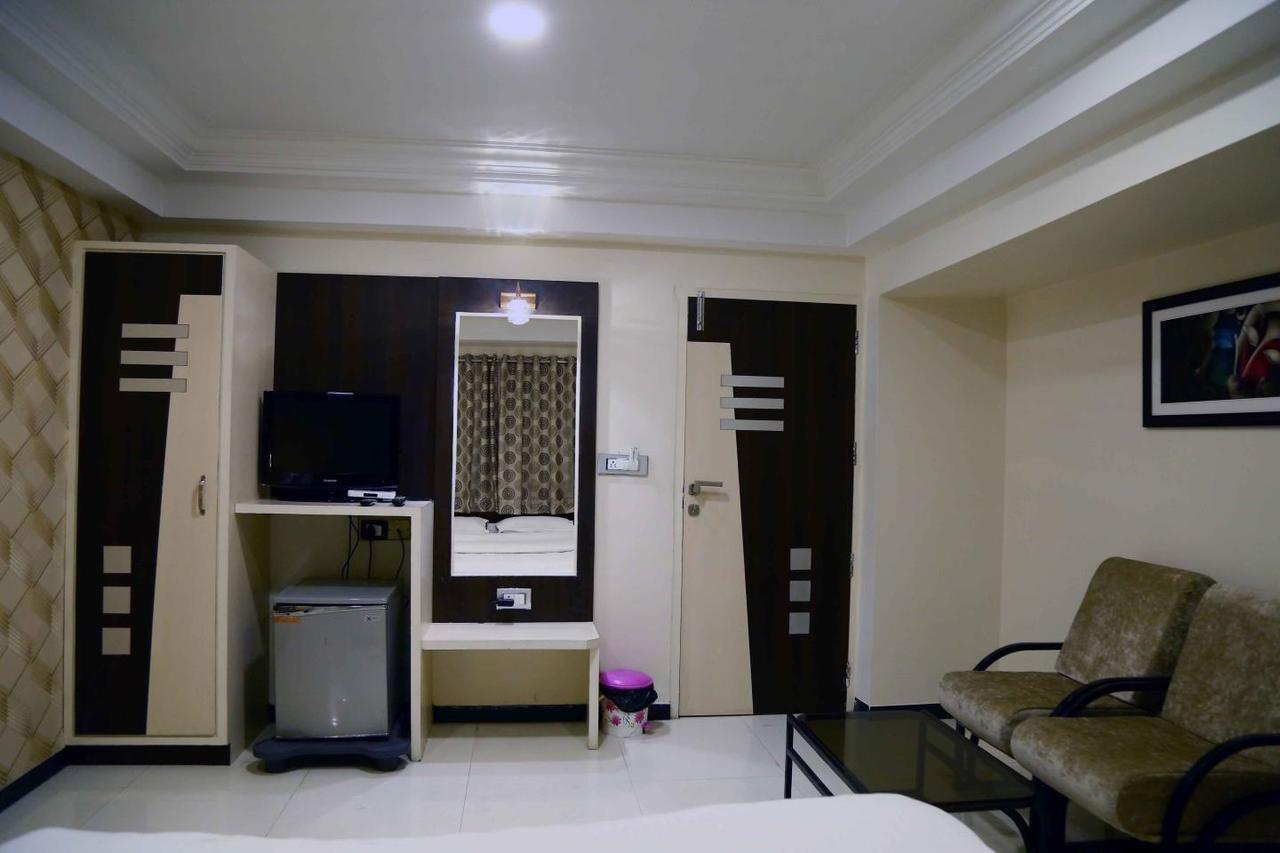 Hotel Regency Jāmnagar Extérieur photo