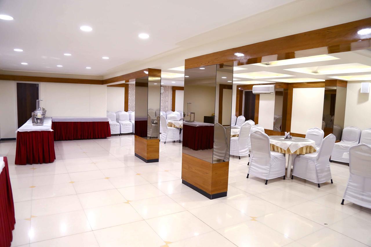 Hotel Regency Jāmnagar Extérieur photo