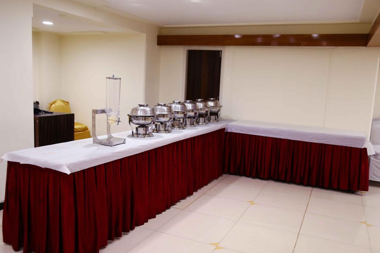 Hotel Regency Jāmnagar Extérieur photo
