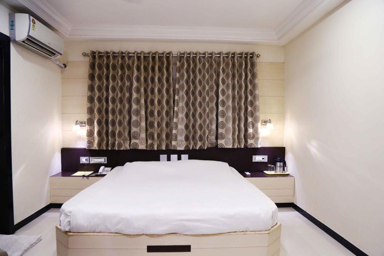 Hotel Regency Jāmnagar Extérieur photo