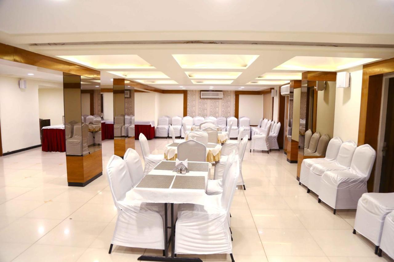 Hotel Regency Jāmnagar Extérieur photo