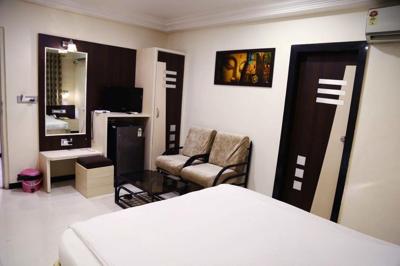 Hotel Regency Jāmnagar Extérieur photo
