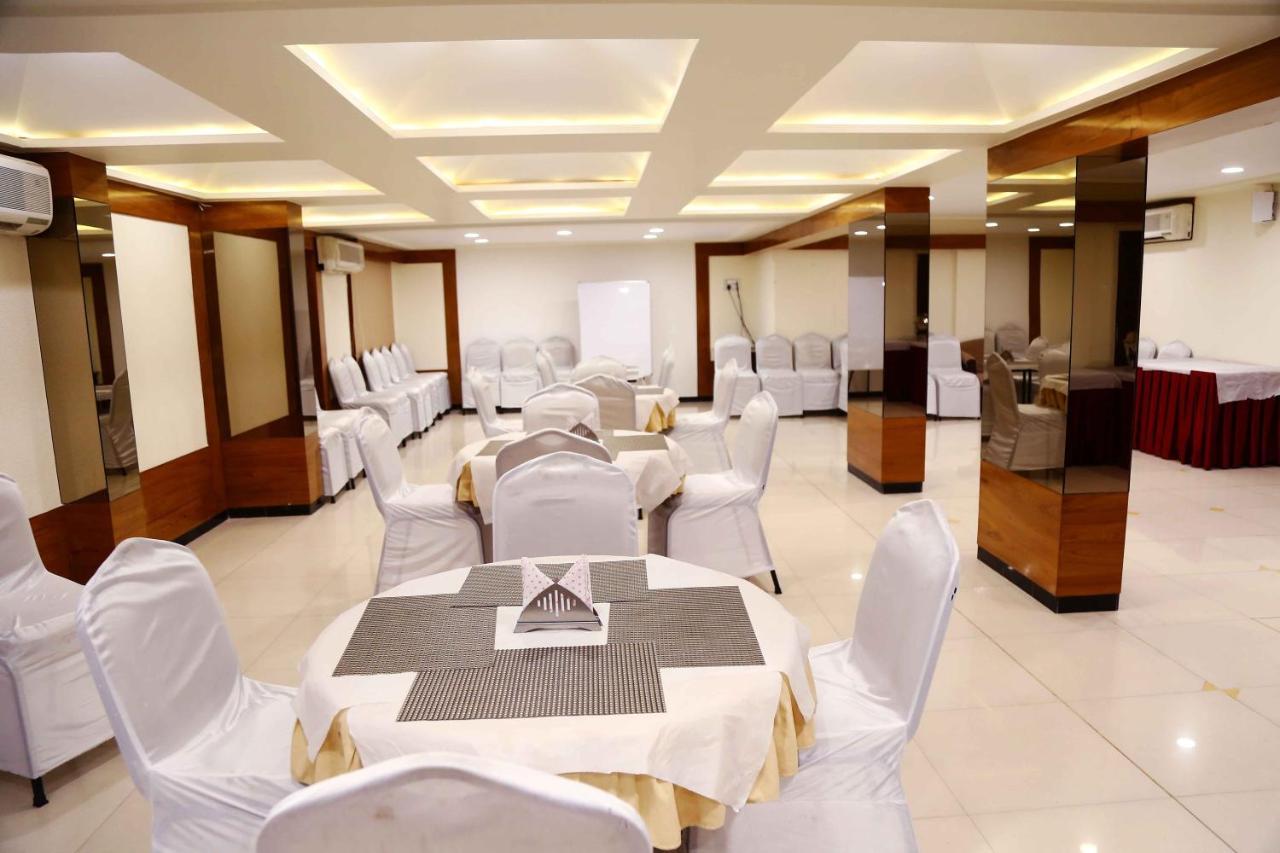 Hotel Regency Jāmnagar Extérieur photo