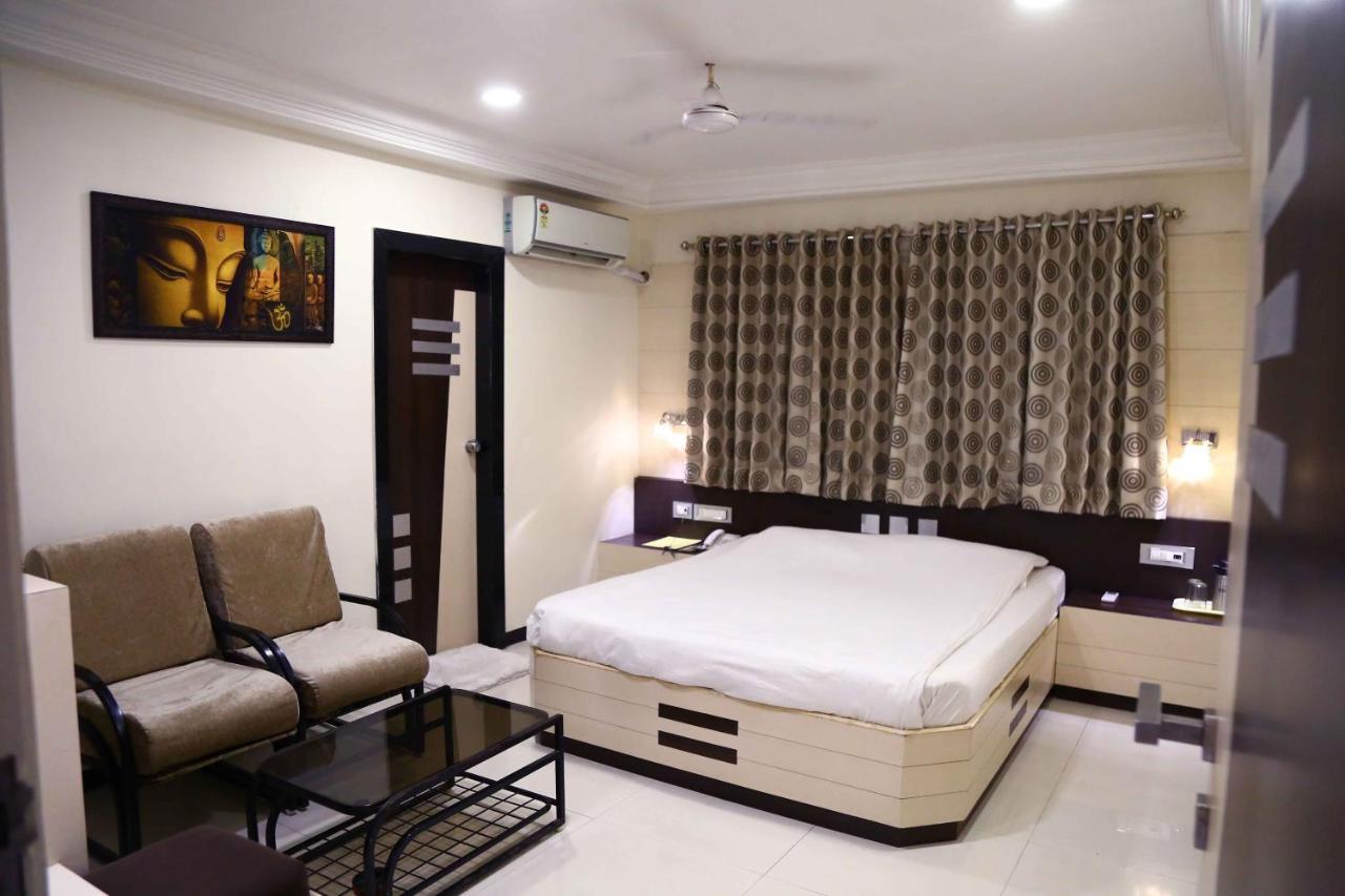 Hotel Regency Jāmnagar Extérieur photo