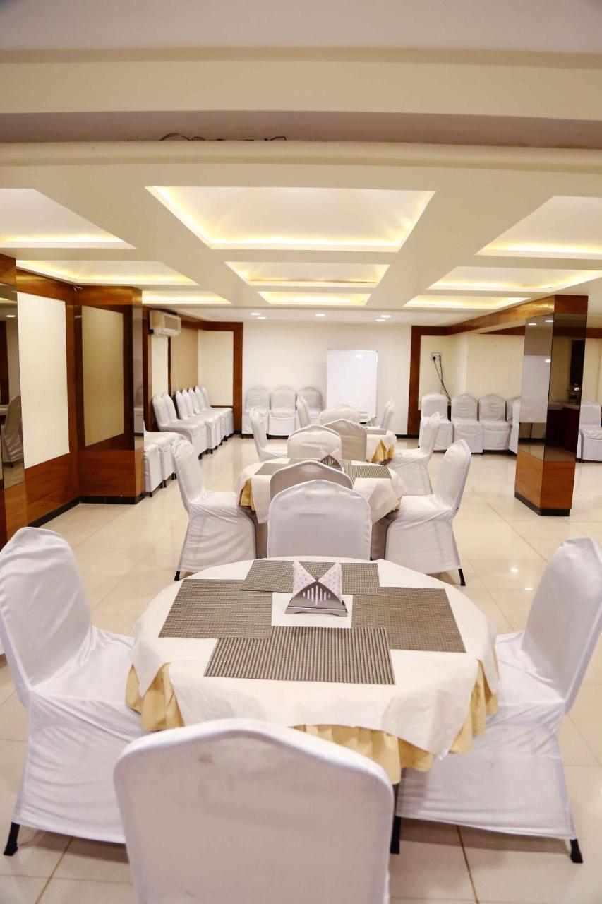 Hotel Regency Jāmnagar Extérieur photo