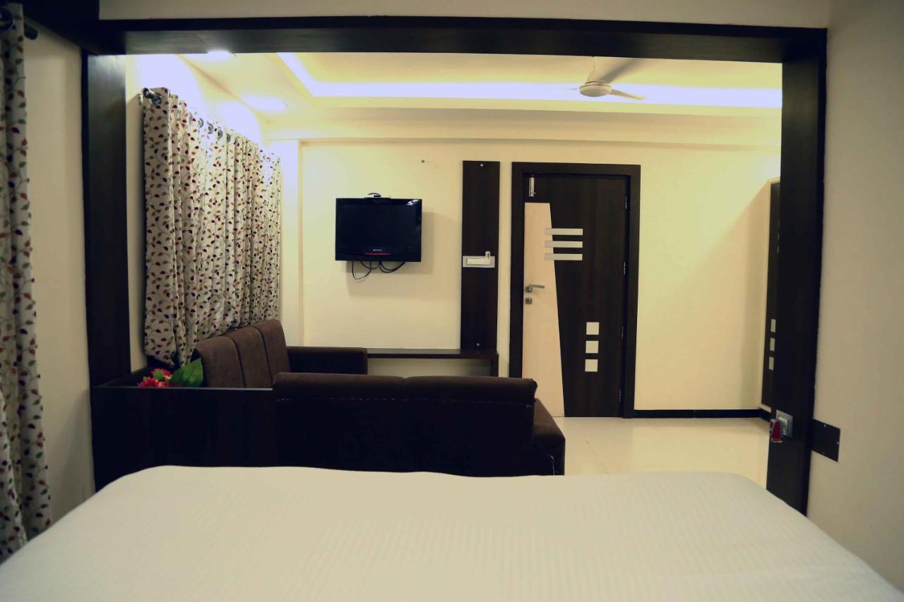 Hotel Regency Jāmnagar Extérieur photo